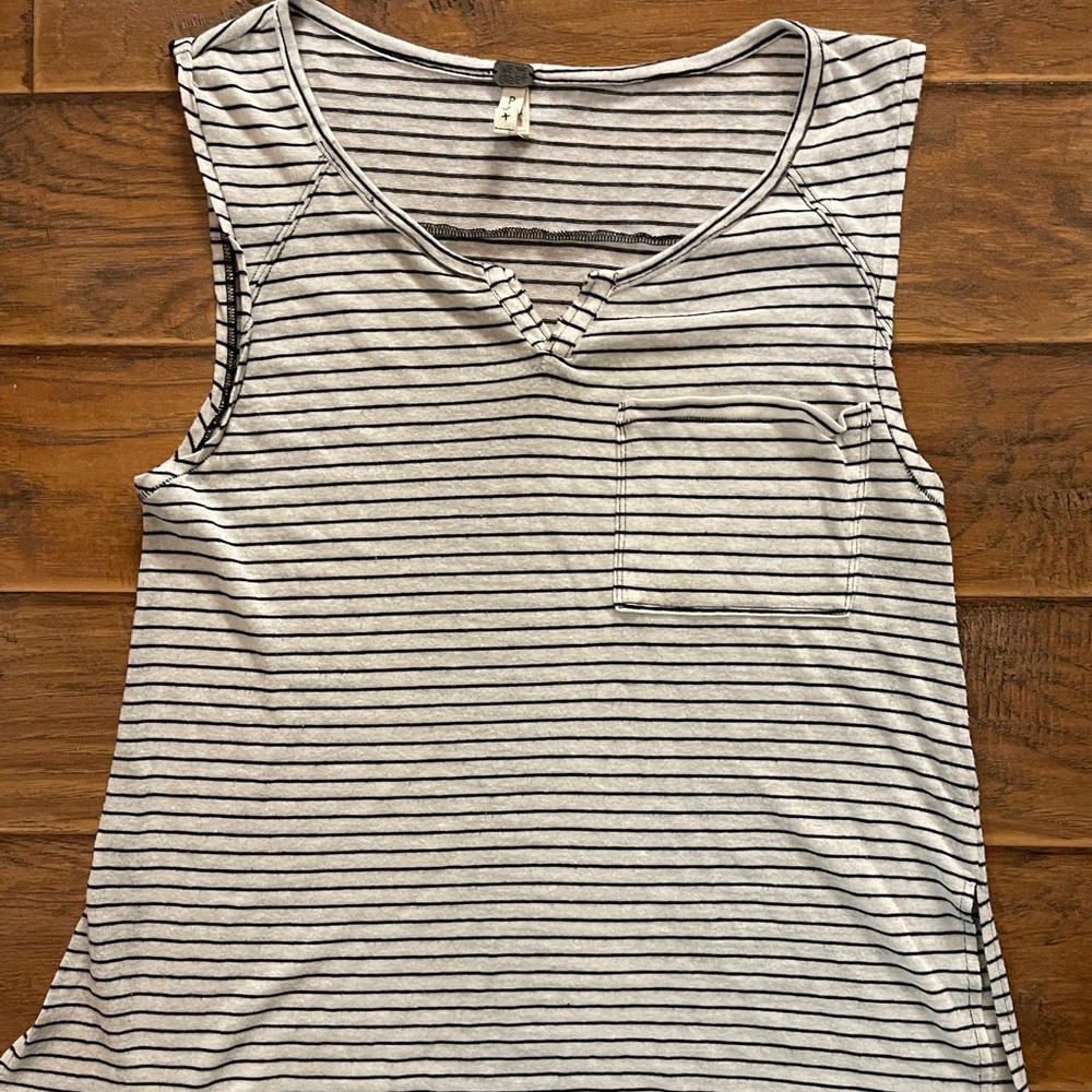 We The Free Striped White & Black Striped V-Notch Relaxed Pocket Tank sz Small